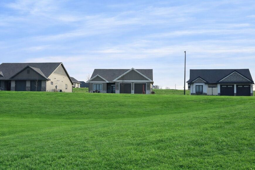 Homes in Siesta Hills Mankato with green open space and modern residential design