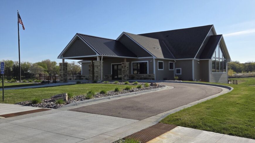 Siesta Hills clubhouse in Mankato Minnesota with landscaped entrance and community building